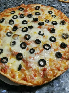 Una foto de Pizza de soja texturizada, queso y aceitunas