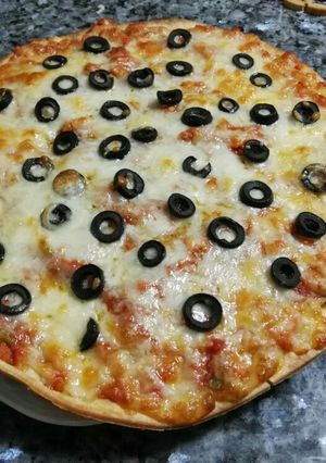 Una foto de Pizza de soja texturizada, queso y aceitunas