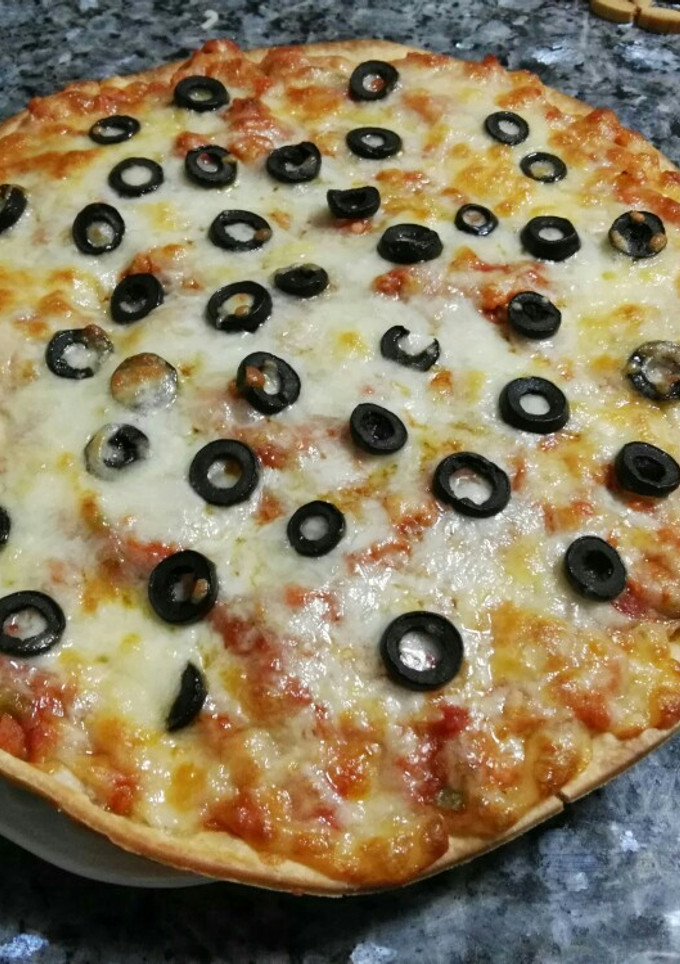 Una foto de Pizza de soja texturizada, queso y aceitunas