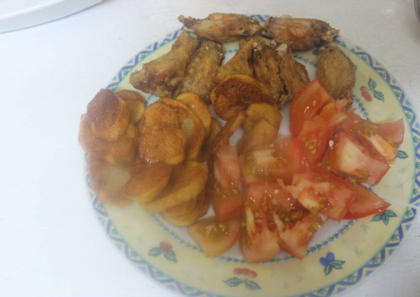 Alitas y patatas fritas