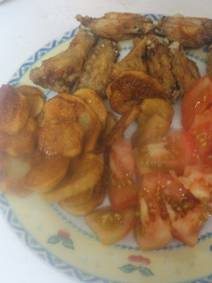 Una foto de Alitas y patatas fritas