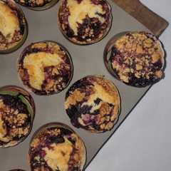 Una foto de Muffins de arándanos con crumble de canela