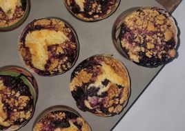 Muffins de arándanos con crumble de canela