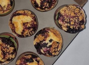 Una foto de Muffins de arándanos con crumble de canela