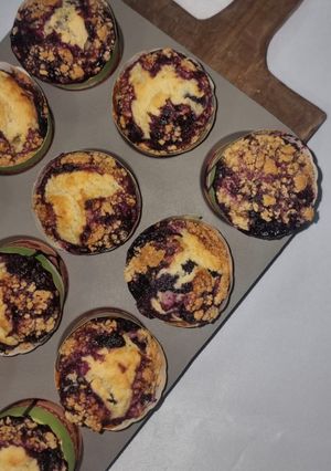 Una foto de Muffins de arándanos con crumble de canela