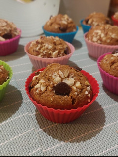 Una foto de Muffins saludables con almendras y chips de chocolate