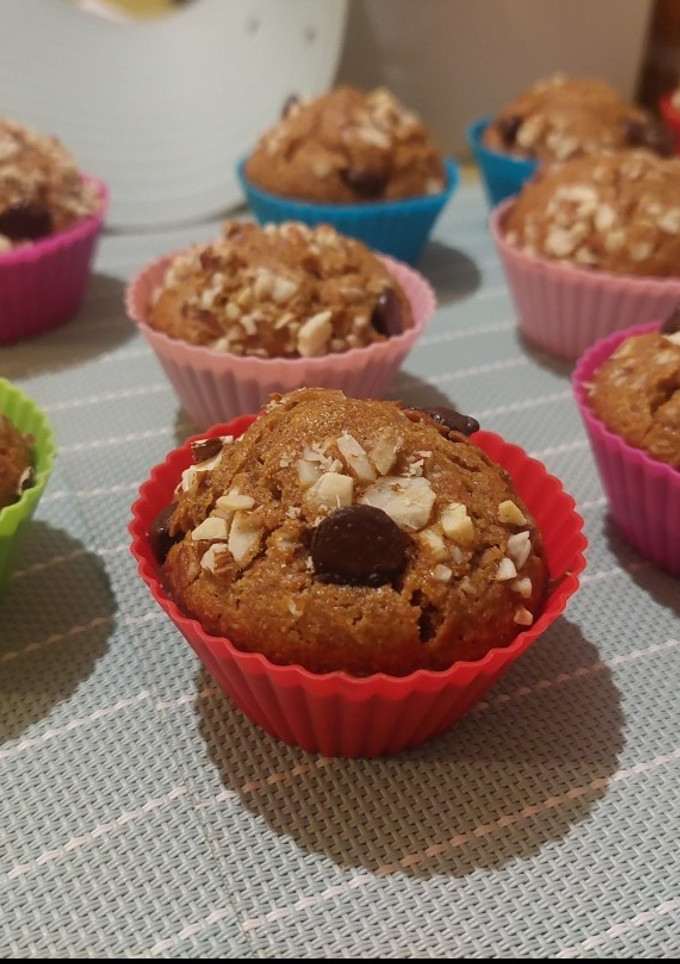 Una foto de Muffins saludables con almendras y chips de chocolate