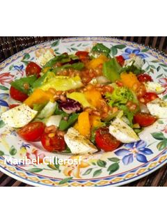 Una foto de Ensalada variada, con mango, granada y mozzarella