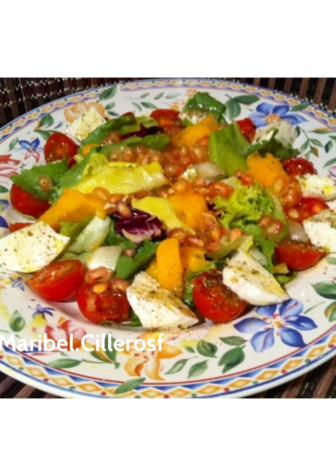 Una foto de Ensalada variada, con mango, granada y mozzarella