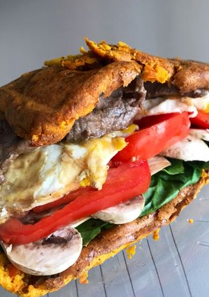 Una foto de Sándwich de carne con pan de zanahoria🥕