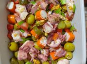 Una foto de salpicón con palitos de cangrejo