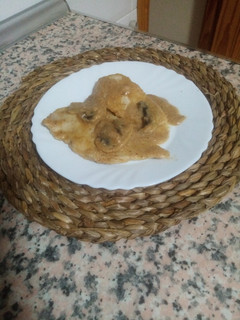 Una foto de Filetes de pollo en salsa de almendras y champiñón