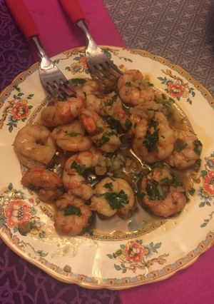 Una foto de Camarones al ajillo