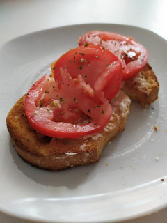 Foto principal de Tostada de tomate y queso de cabra