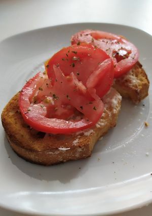 Foto principal de Tostada de tomate y queso de cabra
