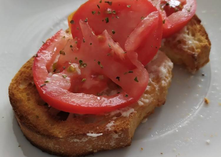 Tostada de tomate y queso de cabra