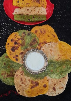 તિરંગા થેપલા (Tiranga Thepla Recipe in Gujarati) રેસીપી મુખ્ય ફોટો