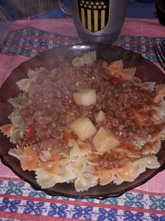 Una foto de Moñitas con salsa de tomate y carne picada