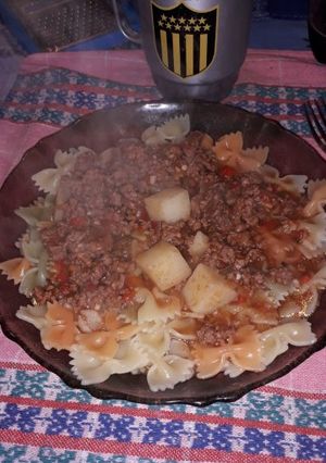 Una foto de Moñitas con salsa de tomate y carne picada
