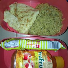 A picture of Noodles and fried egg.