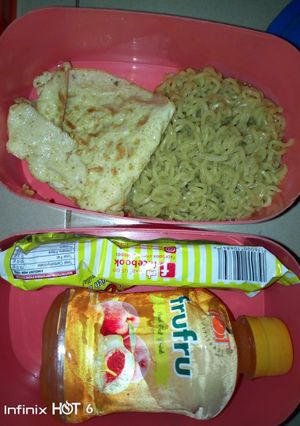 A picture of Noodles and fried egg.