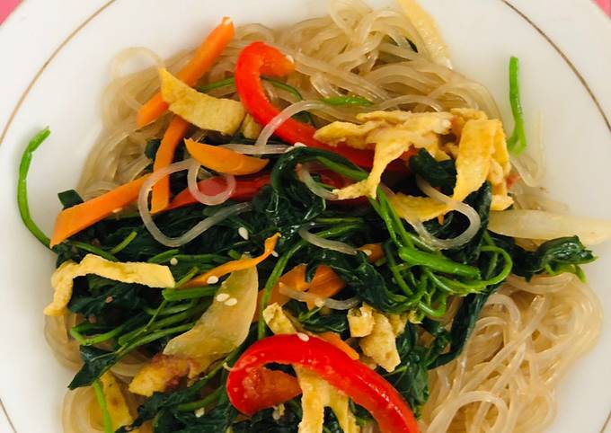 Japchae : korean traditional glass noodles