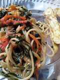 Espaguetis🍝 salteados y berenjenas🍆 con salsa de miel 🍯y ajo🌰