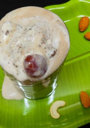 બનાના શારજાહ શેક (Banana Sharjah Shake Recipe In Gujarati) રેસીપી મુખ્ય ફોટો