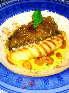 Una foto de Bacalao confitado a baja temperatura, con cebolla caramelizada