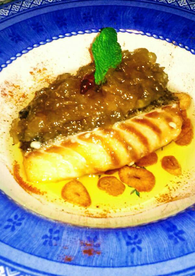 Una foto de Bacalao confitado a baja temperatura, con cebolla caramelizada