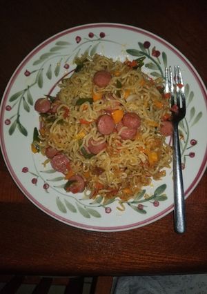 A picture of Garnished dried noodles.