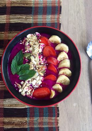 Foto resep Dragon Fruit Smoothie Bowl (Buah Naga)