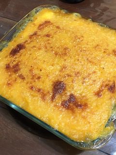 Una foto de Pastel de zapallo y papa con carne cortada a cuchillo