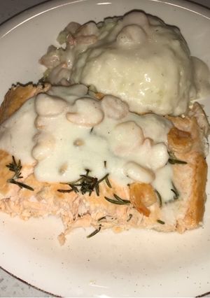 Una foto de Salmón navideño con salsa de coco y camarones