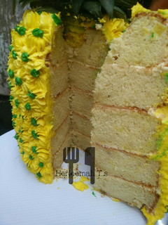 A picture of Pineapple spong cake (pineapple shape).