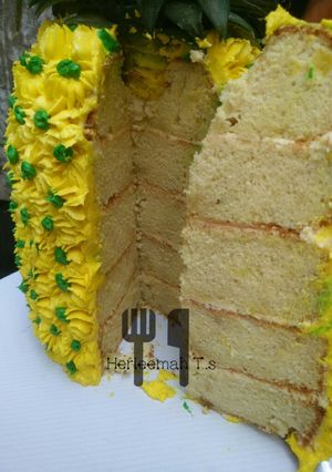 A picture of Pineapple spong cake (pineapple shape).