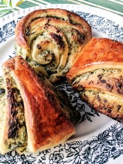 Medvehagymás háromszögek recept fotója