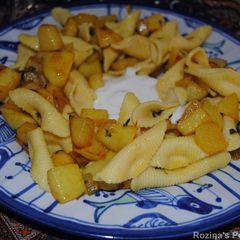 A picture of Pasta with fried potatoes and garlic yogrut.