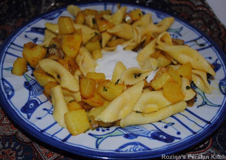 Pasta with fried potatoes and garlic yogrut