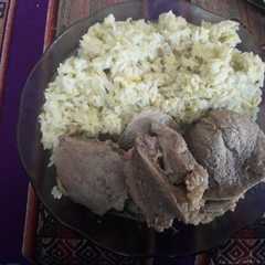Una foto de Bifes de carne con arroz y huevo