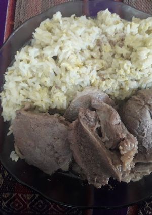 Una foto de Bifes de carne con arroz y huevo