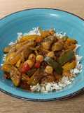Garbanzos con pimientos y calabacín al curry rojo de cerveza