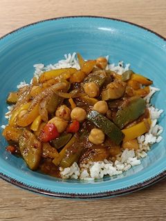 Una foto de Garbanzos con pimientos y calabacín al curry rojo de cerveza