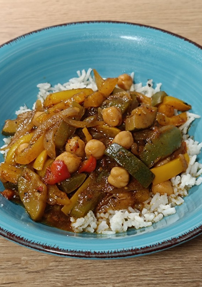 Una foto de Garbanzos con pimientos y calabacín al curry rojo de cerveza