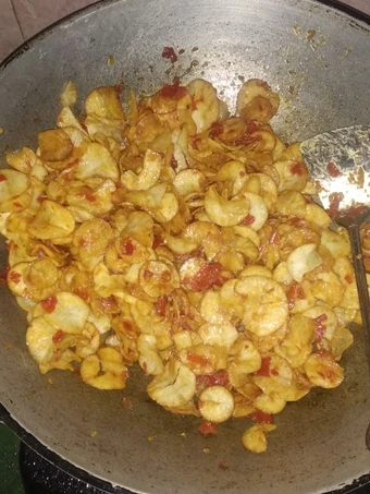 Langkah Mudah untuk Menyiapkan Resep Keripik singkong gurih pedas yang Sempurna Anti Ribet, Lezat