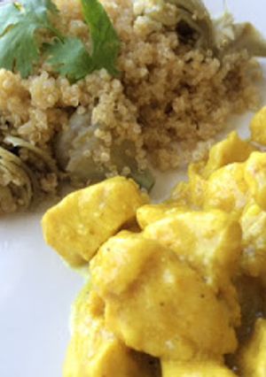 Una foto de Pollo con canela y dátiles con ensalada de quinoa y alcachofas