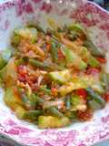 VAinitas y calabacines con tomate y cebolla
