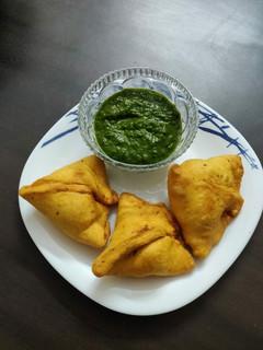 સમોસા (Samosa Recipe in Gujarati) રેસીપી મુખ્ય ફોટો