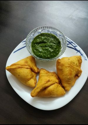 સમોસા (Samosa Recipe in Gujarati) રેસીપી મુખ્ય ફોટો