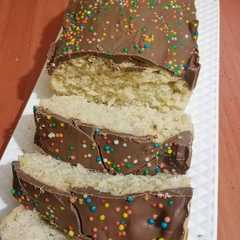 Una foto de Queque de vainilla cubierto con chocolate
